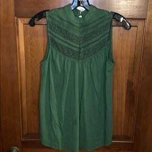 Sleeveless, high neck top